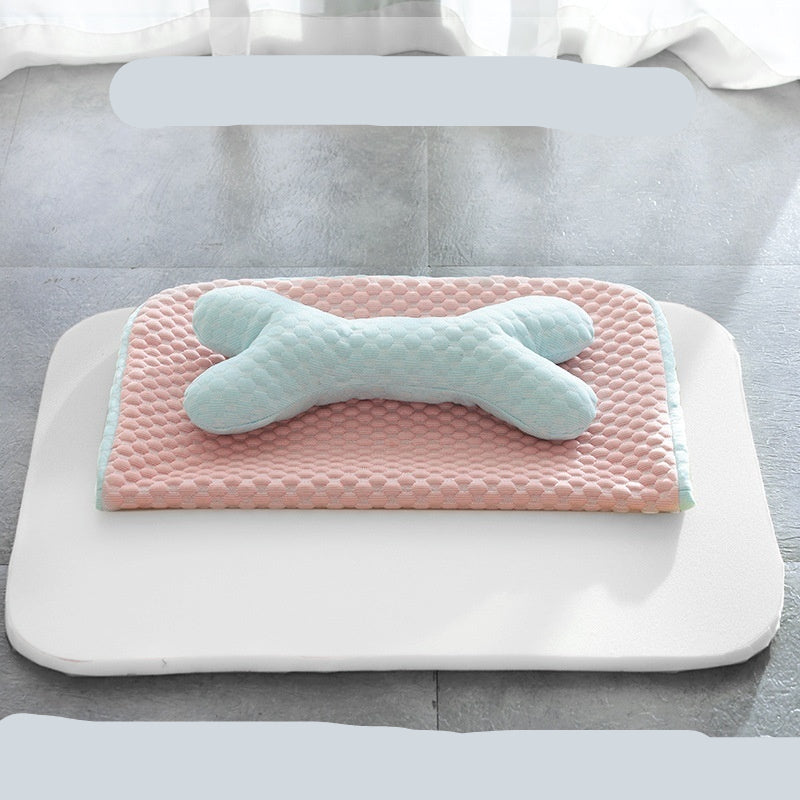 Pink cushion with a white sponge on a gray surface, featuring text about zipper design.