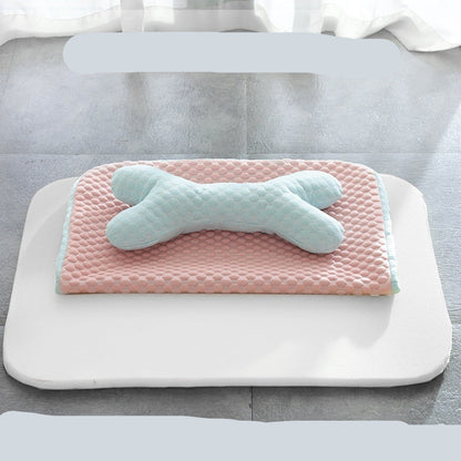 Pink cushion with a white sponge on a gray surface, featuring text about zipper design.